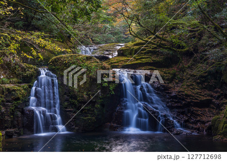 秋の三重県名張市　紅葉の赤目四十八滝　荷担滝（赤目五瀑） 127712698