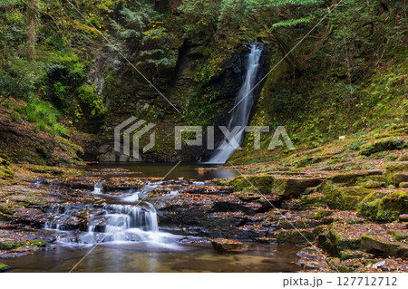 秋の三重県名張市　紅葉の赤目四十八滝　琵琶滝（赤目五瀑） 127712712
