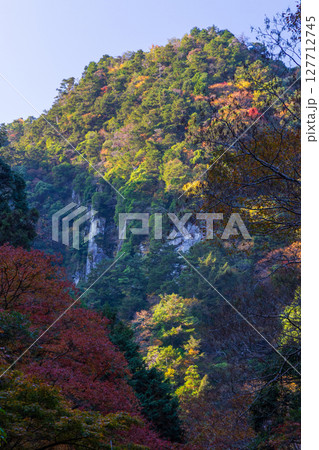 秋の三重県名張市　紅葉の赤目四十八滝 127712745