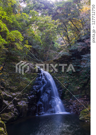 秋の三重県名張市 紅葉の赤目四十八滝 不動滝(赤目五瀑) 秋の三重県名張市 紅葉の赤目四十八滝 不動滝(赤目五瀑) 127712750