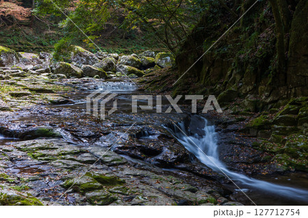 秋の三重県名張市 紅葉の赤目四十八滝 乙女滝 秋の三重県名張市 紅葉の赤目四十八滝 乙女滝 127712754