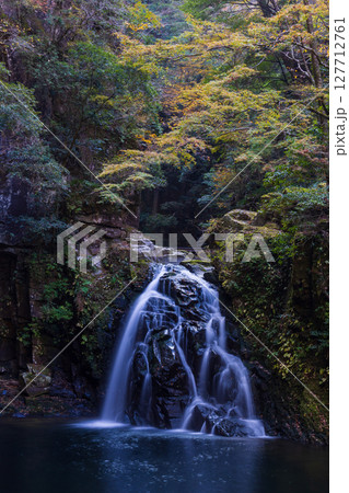 秋の三重県名張市 紅葉の赤目四十八滝 千手滝(赤目五瀑) 秋の三重県名張市 紅葉の赤目四十八滝 千手滝(赤目五瀑) 127712761