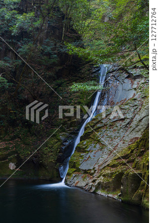 秋の三重県名張市　紅葉の赤目四十八滝　布曳滝（赤目五瀑） 127712764