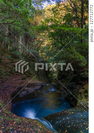 秋の三重県名張市　紅葉の赤目四十八滝　竜ヶ壺 127712772