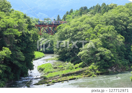 秩父鉄道「荒川と横瀬川の合流地岩畳」初夏の山間部風景 秩父鉄道「荒川と横瀬川の合流地岩畳」初夏の山間部風景 127712971