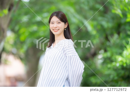 女性 新緑 公園 女性 新緑 公園 127712972