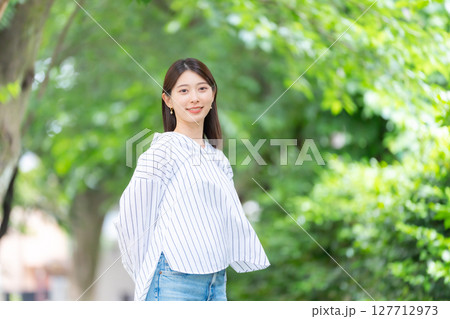 女性　新緑　公園 127712973