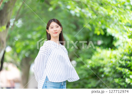 女性　新緑　公園 127712974