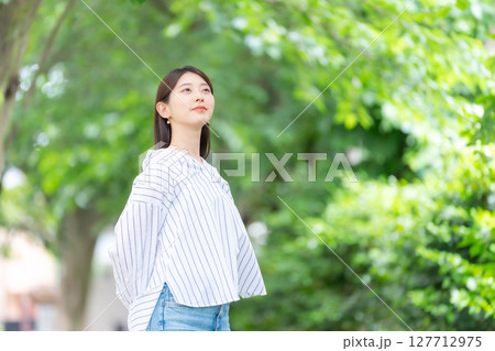女性　新緑　公園 127712975