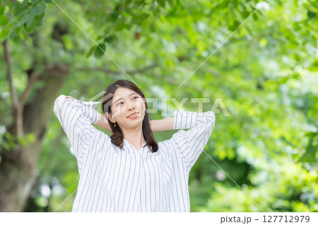 女性　新緑　公園 127712979