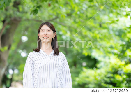 女性　新緑　公園 127712980