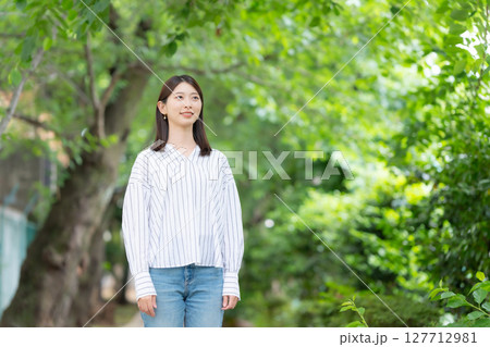 女性　新緑　公園 127712981