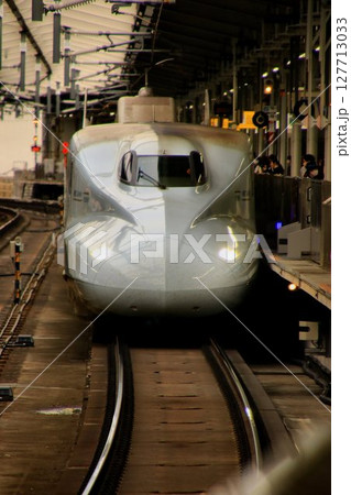 本州から九州への大動脈【山陽・九州新幹線】 N700A系 ~新大阪駅にて駅にて 本州から九州への大動脈【山陽・九州新幹線】 N700A系 ~新大阪駅にて駅にて 127713033