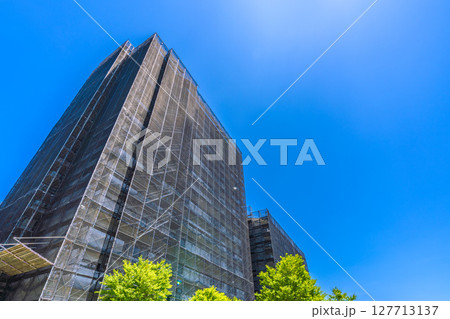 日本の横浜都市景観　マンションの補修や点検等、足場や防護ネットなど。ネットの外に衛星アンテナが… 127713137