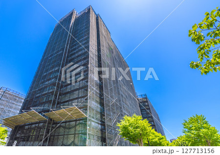 日本の横浜都市景観　マンションの補修や点検等、足場や防護ネットなど。ネットの外に衛星アンテナが… 127713156