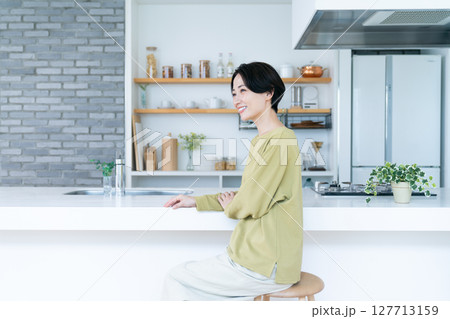 キッチンでくつろぐミドルの女性 127713159