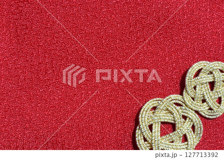 水引細工を使った素材　背景赤色 127713392