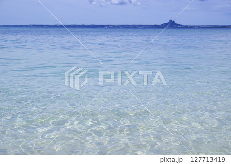 沖縄の美しい海と砂浜の風景 127713419