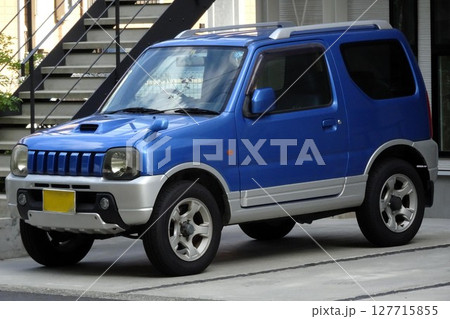 駐車場に並ぶ軽自動車(スズキ・ジムニー 3代目) 駐車場に並ぶ軽自動車(スズキ・ジムニー 3代目) 127715855
