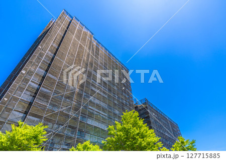 日本の横浜都市景観　マンションの補修や点検等、足場や防護ネットなど。ネットの外に衛星アンテナが… 127715885