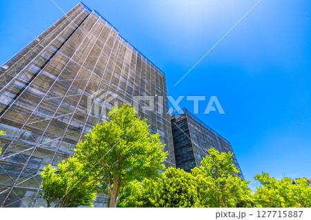 日本の横浜都市景観　マンションの補修や点検等、足場や防護ネットなど。ネットの外に衛星アンテナが… 127715887