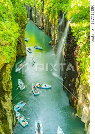 （宮崎県）高千穂峡・真名井の滝　ボート遊びをする人達 127715890