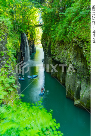 （宮崎県）高千穂峡・真名井の滝　ボート遊びをする人達 127715896