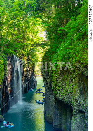 （宮崎県）高千穂峡・真名井の滝　ボート遊びをする人達 127715906