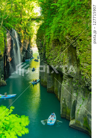 (宮崎県)高千穂峡・真名井の滝 ボート遊びをする人たち (宮崎県)高千穂峡・真名井の滝 ボート遊びをする人たち 127715907