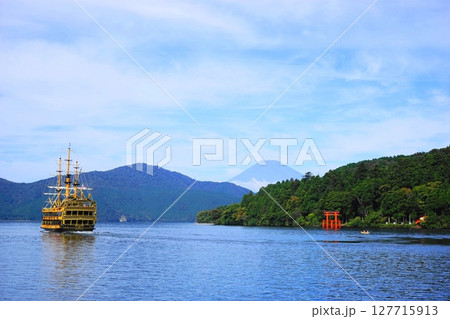 芦ノ湖から見た富士山と遊覧船　10月風景･富士山582箱根･芦ノ湖 127715913