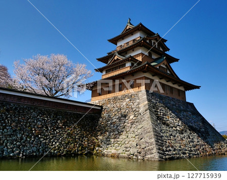 高島城天守閣・桜(斜め) 127715939