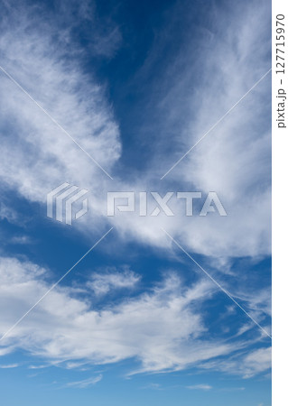 雲のある青空（横位置） 127715970