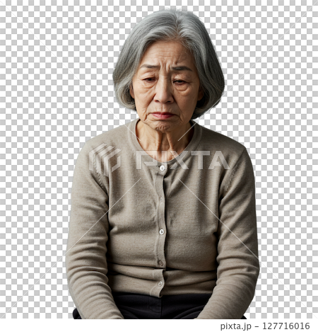悩んでいる高齢女性 127716016