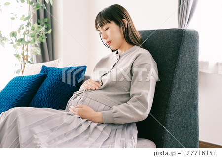 胎動を感じて 127716151