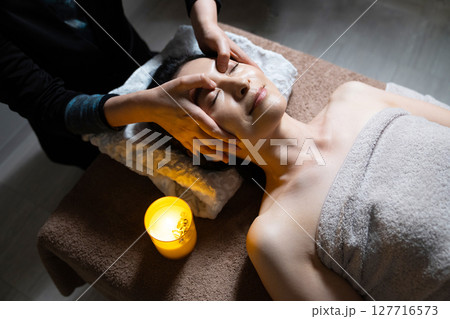 ヘッドマッサージの施術を受ける女性 127716573