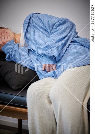 つわりに苦しむ女性　妊婦　マタニティ 127716627