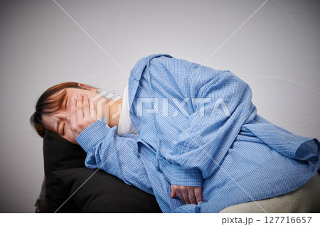 つわりに苦しむ女性 妊婦 マタニティ つわりに苦しむ女性 妊婦 マタニティ 127716657