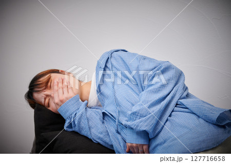 つわりに苦しむ女性 妊婦 マタニティ つわりに苦しむ女性 妊婦 マタニティ 127716658