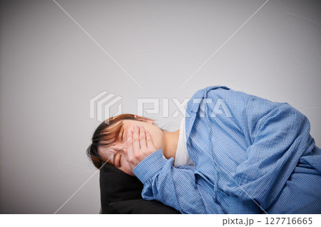 つわりに苦しむ女性 妊婦 マタニティ つわりに苦しむ女性 妊婦 マタニティ 127716665