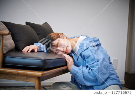 つわりに苦しむ女性 妊婦 マタニティ つわりに苦しむ女性 妊婦 マタニティ 127716673