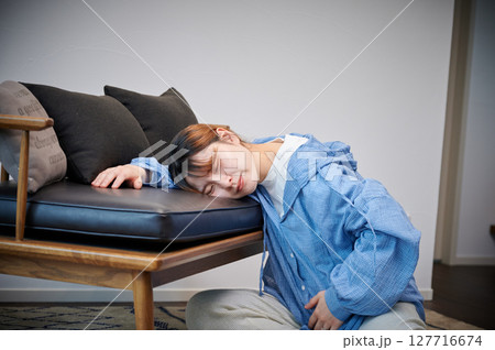 つわりに苦しむ女性　妊婦　マタニティ 127716674