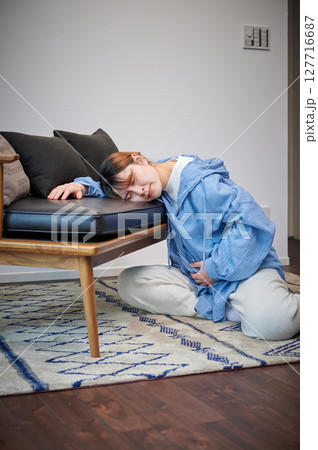 つわりに苦しむ女性　妊婦　マタニティ 127716687