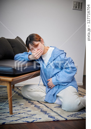 つわりに苦しむ女性　妊婦　マタニティ 127716704