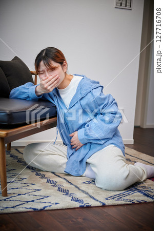 つわりに苦しむ女性　妊婦　マタニティ 127716708