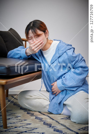 つわりに苦しむ女性　妊婦　マタニティ 127716709