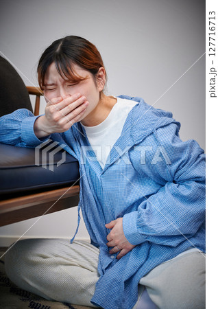 つわりに苦しむ女性 妊婦 マタニティ つわりに苦しむ女性 妊婦 マタニティ 127716713