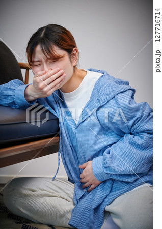 つわりに苦しむ女性　妊婦　マタニティ 127716714