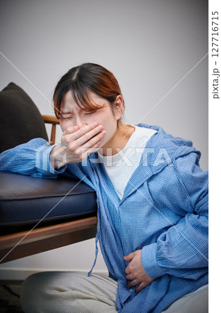 つわりに苦しむ女性 妊婦 マタニティ つわりに苦しむ女性 妊婦 マタニティ 127716715