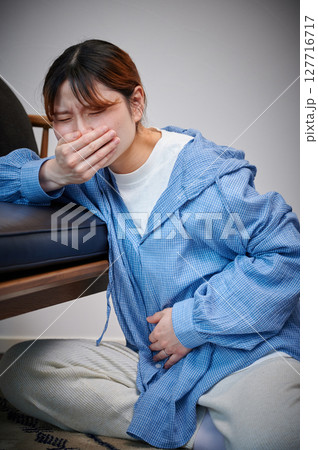 つわりに苦しむ女性 妊婦 マタニティ つわりに苦しむ女性 妊婦 マタニティ 127716717