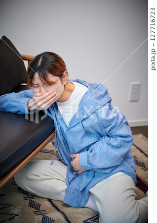 つわりに苦しむ女性　妊婦　マタニティ 127716723
